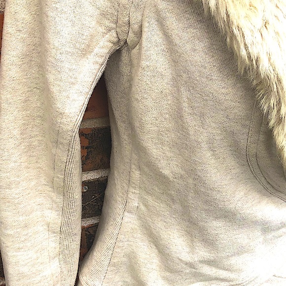 Armani Exchange Jacket With Faux Fur Lapel And Side belt. Woman’s Size Small - Picture 11 of 15